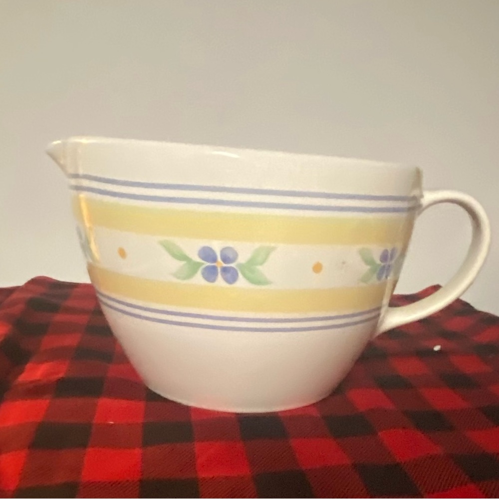 Pfaltzgraff Summer Breeze Batter Mixing Handled Bowl with Spout